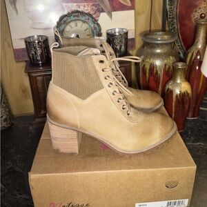 Matisse Women's Leather Lace Up Tan Boots size 9.5
